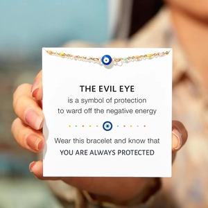 Détail d'un bracelet œil protecteur en argent s925 présenté sur une carte cadeau blanche