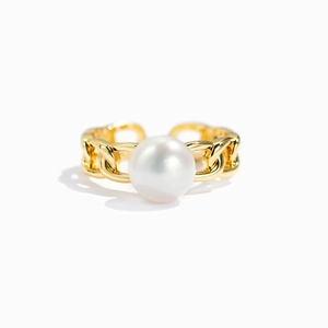 Minimalist S925 sterling silver chain ring with a large white pearl in golden finish