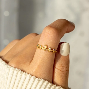 Bague couronne élégante en argent S925 avec zircon et pierre violette sur une main de femme