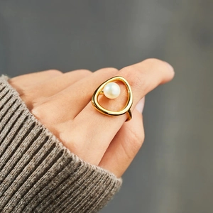 Minimalist S925 sterling silver gold ring with irregular frame and white pearl on finger