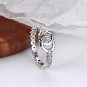 Polished S925 sterling silver interlocking circles ring with pavé-set cubic zirconia stones