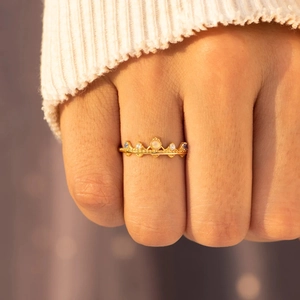 Bague couronne dorée avec pierre de lune ronde et cristaux bleus saphir au doigt