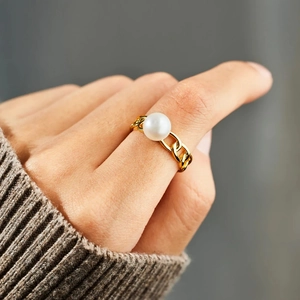 Minimalist S925 sterling silver chain ring with a large white pearl on a female finger