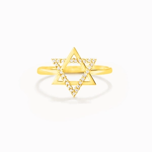 Bague étoile hexagramme en or poli avec cristaux étincelants pour femme sur fond blanc