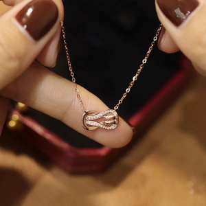 Élégant collier nœud infini en argent s925 finition or rose avec pierres en zircon