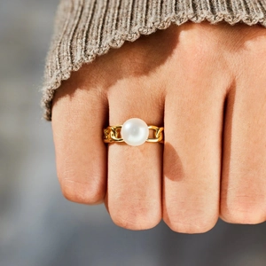 Elegant S925 sterling silver chain ring with a round white pearl on a hand