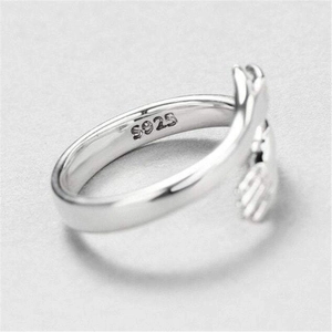 Détail du poinçon argent S925 sur l'anneau intérieur de la bague mains enlacées
