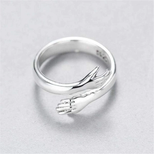 Gros plan du poinçon argent S925 sur l'anneau intérieur de la bague câlin
