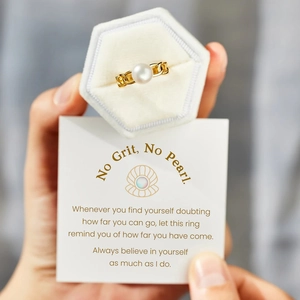 Close-up of gold chain-style S925 silver pearl ring in a velvet hexagonal gift box