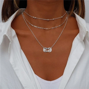 Collier à trois couches en argent s925 avec pendentif nœud infini et chaîne figaro