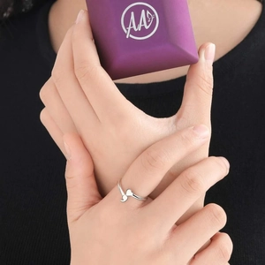 S925 Sterling Silber Semikolon Herz Ring für Damen mit lila Geschenkbox am Finger getragen