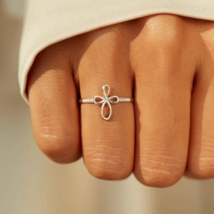 Anello a croce infinito in argento sterling S925 con zirconi sulla mano di una modella