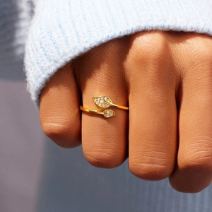 Adjustable golden S925 sterling silver leaf ring with pavé zircons on finger