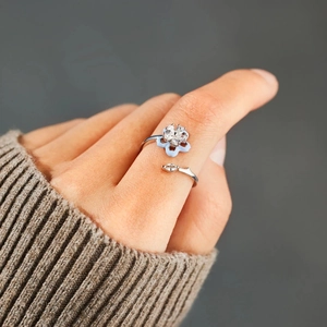Rotating s925 silver flower ring with zircon cluster on blue enamel petals