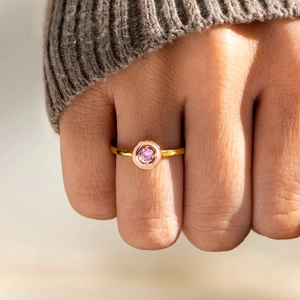 Minimalist s925 gold-plated ring featuring pink round-cut gemstone and enamel detail