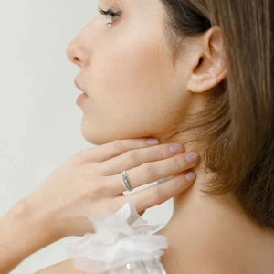 Bague spinner anti-anxiété en argent S925 avec zircons sur un modèle avec fond blanc