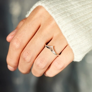 Bague élégante en argent sterling S925 en forme de V sertie de zircons étincelants