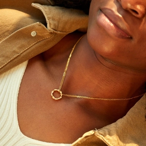 Elegant gold twisted rope circle necklace with pave-set zircon for a chic French style