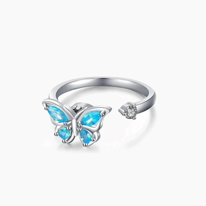 Dettaglio anello farfalla in argento S925 con zirconi blu e fascia aperta regolabile
