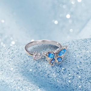 Dettaglio ravvicinato di un anello a farfalla in argento con pietre di zircone blu