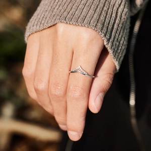 Bague diadème en argent sterling S925 en forme de V sertie de zircons étincelants