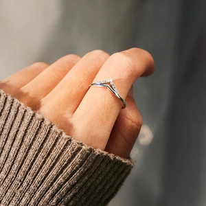Bague élégante en argent sterling S925 en forme de V avec zircons scintillants pavés