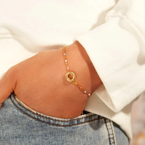 Chic 18K gold-plated interlocking ring bracelet with vibrant colorful enamel beads