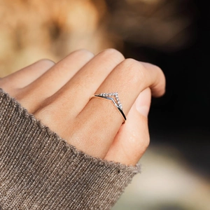 Vue détaillée d'une bague en argent S925 en forme de V sertie de zircons pavés