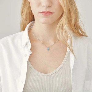Dettaglio della collana a stella in argento S925 con zircone azzurro su modella