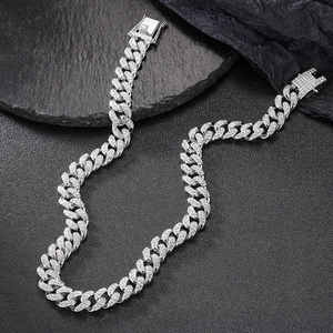 Dettaglio di una catena cubana argento da 12 mm con cristalli micro-pave scintillanti
