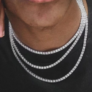 Détail d'un collier tennis triple rangée en argent serti de zircons cubiques clairs