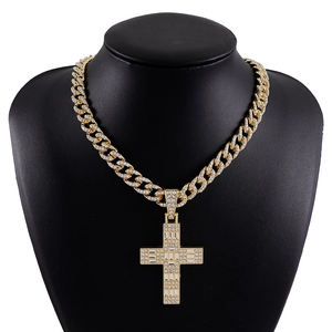 Collier maille cubaine dorée avec un grand pendentif croix serti de zircons sur buste noir