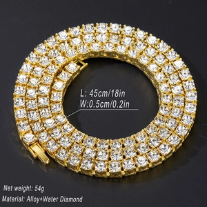 Collier tennis doré à trois rangées de 4mm avec strass blancs sur fond noir