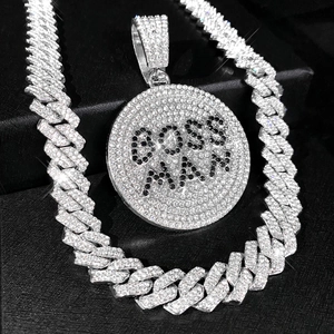 Vereister BOSS MAN Rundanhänger mit dicker Cuban Link Kette im Hip-Hop-Stil
