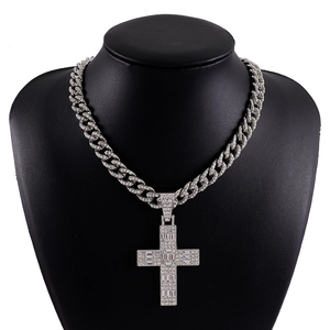 Collier pendentif croix hip-hop argenté avec chaîne cubaine en zircon sur buste