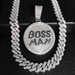 Makroaufnahme von glitzerndem BOSS MAN Rundanhänger mit vereister Cuban Link Halskette