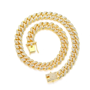 Dettaglio di catena cubana oro 12mm con pavé di strass e chiusura a cassetta