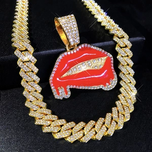 Détail du pendentif lèvres rouges avec strass blancs sur chaîne cubaine dorée