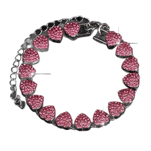 Bracciale a maglie a cuore con strass rosa e finitura gunmetal su sfondo bianco