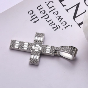 Pendentif croix hip hop en argent avec zircons sur carte de présentation élégante