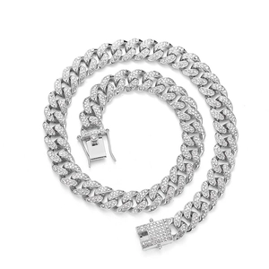 Collana cubana d'argento da 12mm con pavé di strass e chiusura a cassetta sicura
