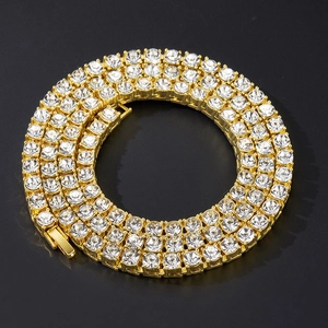 Détail d'une chaîne tennis dorée à trois rangées avec zircons et fermoir carré chic
