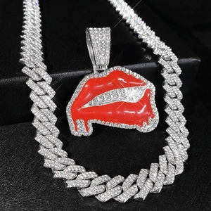 Chaîne cubaine argentée hip-hop avec un pendentif lèvres rouges incrusté de strass