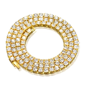Collier tennis à trois rangs doré avec strass carrés et cristaux de zircon sur blanc
