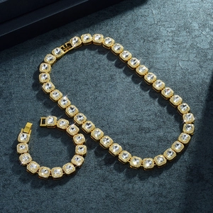Luxuriöses 12mm vergoldetes Legierungs-Set mit quadratischen Iced-Out Kristallen