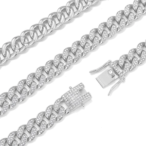 Dettaglio catena cubana argento 12mm con strass ghiacciati e chiusura a scatola sicura