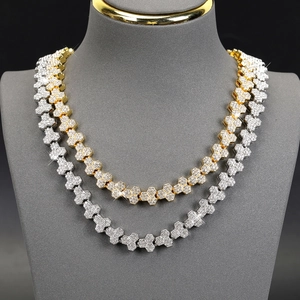 Primer plano de eslabones de panal en plata y oro con brillantes piedras de circonio