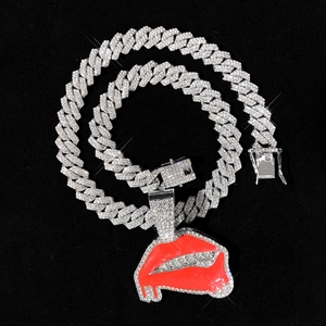 Chaîne cubaine hip hop avec pendentif lèvres rouges glacé et émail rouge brillant fini