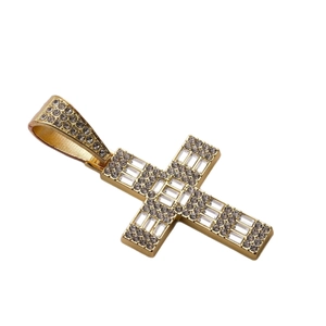 Pendentif croix hip hop doré avec pierres de zircon et incrustation sur fond blanc pur