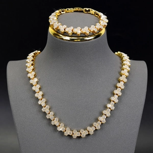 Conjunto de collar y pulsera en oro con cristales brillantes de diseño panal
